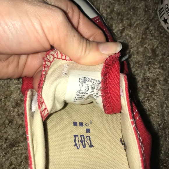 Red converse - Picture 3 of 3